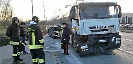 Camion tampona un'auto, due pensionati in ospedale