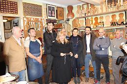 Visite nelle botteghe dei liutai con degustazioni e shopping