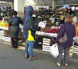 Questua molesta, mercato di via Verdi presidiato