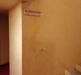 Una crepa in un muro del teatro Sociale, verifiche