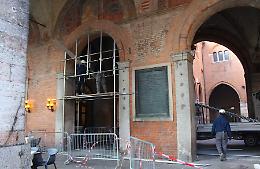Archi del Comune in sicurezza dopo il crollo dei calcinacci