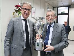 FOTO Il presidente Aldo Vanoli con la Coppa Italia nella redazione de La Provincia