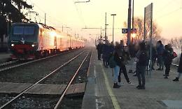 Lite tra studenti. Treno fermo 50 minuti, gente furiosa
