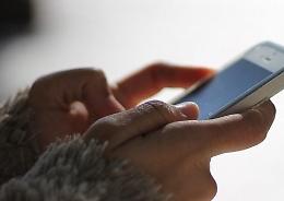Sottrae uno smartphone da 800 euro, denunciata 21enne