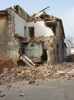 I lavori di demolizione della cascina in via Casalmaggiore