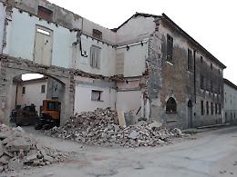 Demolizione della cascina, rimosso anche il camion