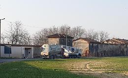 FOTO Camion nella cascina: le operazioni di demolizione e di rimozione del mezzo pesante