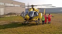Cade dalla cima dell'autobotte, camionista trasportato a Cremona