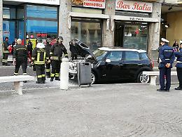 Auto prende fuoco sul Listone, incendio subito domato