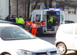 Giù dalla finestra della scuola, grave studentessa 14enne