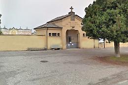 Coltello in mano, getta a terra la ciclista