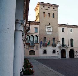 Rivoluzione ecologica in Comune, borracce in ufficio per 200 dipendenti