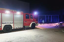 Bruciano sterpaglie nell'ex Armaguerra, vigili del fuoco in azione