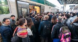 Rabbia dei pendolari che incalzano Trenord: 'I ritardi continuano'