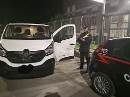 Vedono i carabinieri, lasciano il furgone rubato e scappano