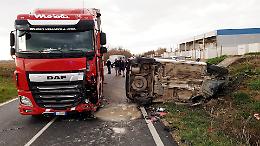 Col furgone contro un camion, un 79enne perde la vita