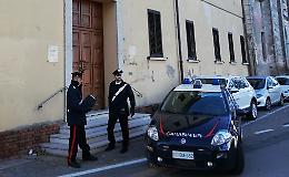 Ladro prende di mira le auto davanti alle scuole