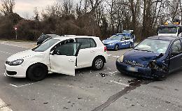 Schianto tra due auto all'incrocio, 42enne all'ospedale