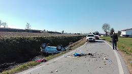 Minicar si ribalta, feriti mamma e due figli