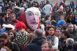 Maschere, balli e colori: piazza in festa per il carnevale