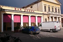 Bicchieri e parole di troppo, volano cazzotti