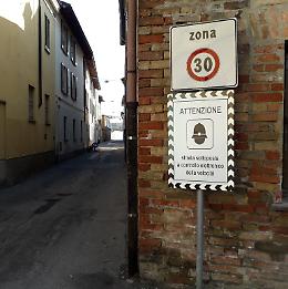 Via Valera, cartello fai da te per far rallentare le auto