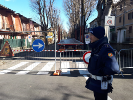 Via Bacchetta, iniziato il contestato taglio degli alberi