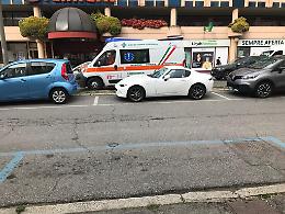 In retromarcia per parcheggiare, auto travolge una donna