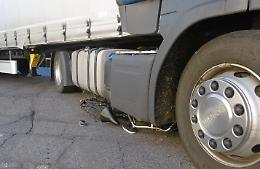 Con la bici contro un camion, ferita una 33enne