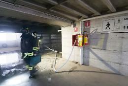 Colonna di fumo nero dall'autosilo