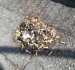 Pulisce la strada dai mozziconi e si scusa con i cittadini

