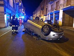 Auto si ribalta in via Massarotti, 31enne miracolata