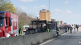 Il pullman incendiato a San Donato e i ragazzi riabbracciati dai genitori