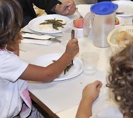 In mensa stoviglie degradabili e i costi non ricadranno sulle famiglie