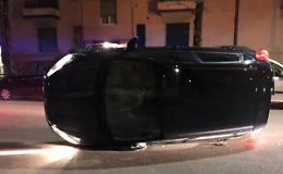 Centra auto in sosta e si ribalta, 21enne in ospedale