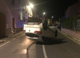 Si ribalta con l'auto, 18enne illeso