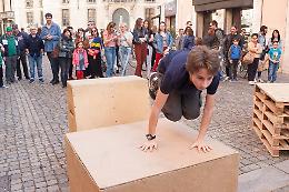 FOTO Parkour in corso Garibaldi: l'esibizione dei Line Breakers