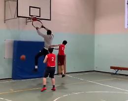 VIDEO Il canestro strappato da Mangok Mathiang alla media Campi