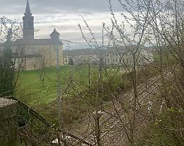 Castelvetro, troppi convogli. Il parroco: la chiesa trema