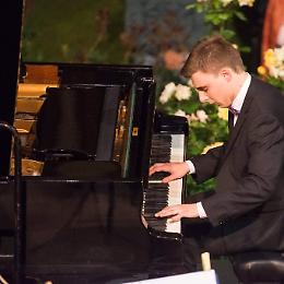 Al pianoforte  il talento Riccardo Ronda