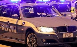 Pensa di suicidarsi, ma gli agenti lo convincono a non farlo