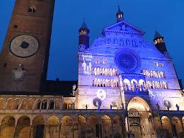 La cattedrale s’accende di blu