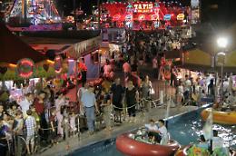 Guerra alle giostre. «Disturba: spostate il Luna park»