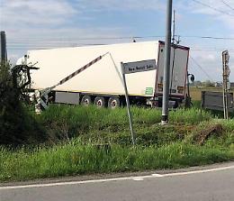 Sbarre semiaperte, auto e tir sfidano la sorte e passano