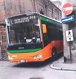 La protesta di via Speranza: 'Tremano i muri, basta bus'