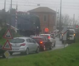 Abbatte le sbarre e fugge, passaggio a livello in tilt