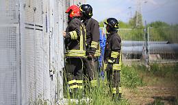 FOTO Incendio alla centrale elettrica, l'intervento dei pompieri