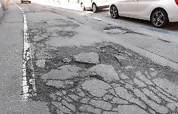 Strade a pezzi dopo la pioggia