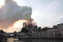 Parigi, Notre-Dame: fiamme spente, struttura esterna salva