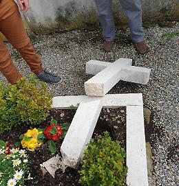 Gradella, gesto sacrilego al cimitero